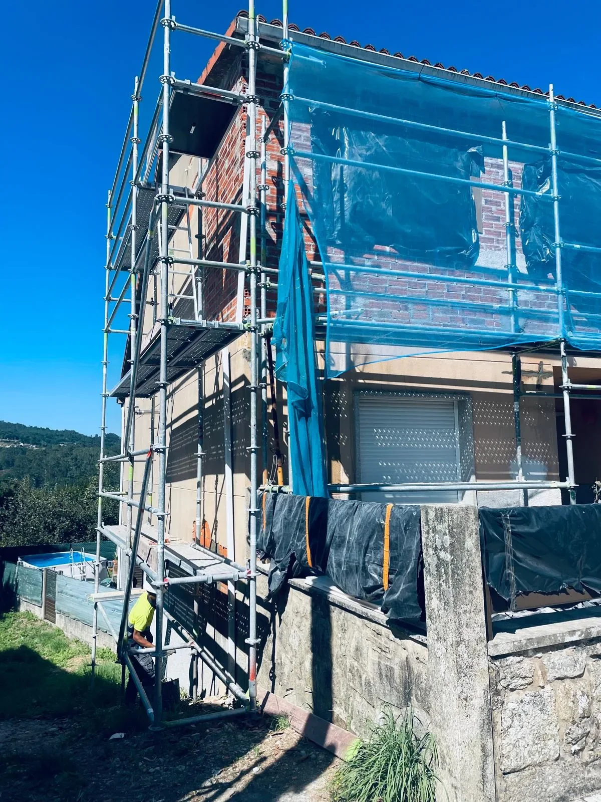 Andamio montado en la fachada de una vivienda unifamiliar