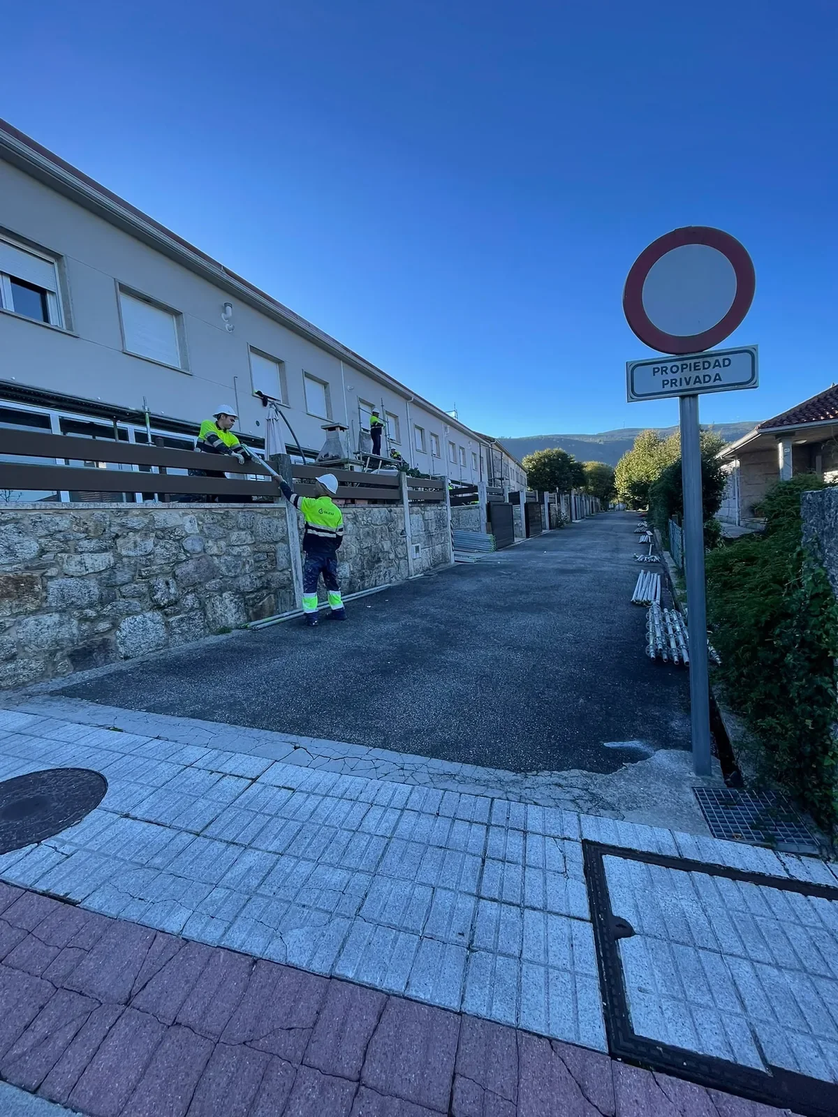 Andamio montado en la fachada de un conjunto de viviendas adosadas