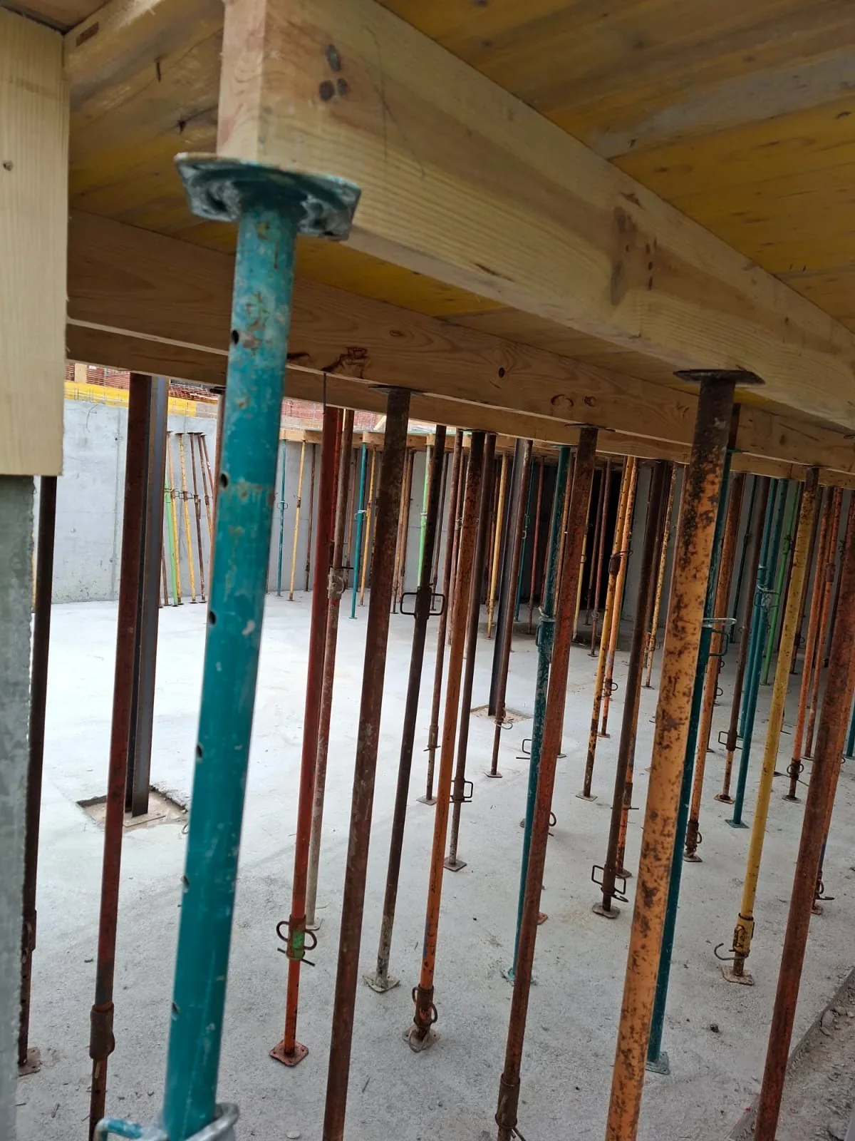 Apuntalamiento y encofrado de forjado en obra nueva