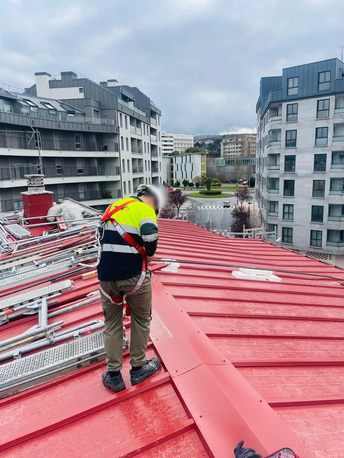 Montaje de cubierta de chapa en un edificio de Vigo