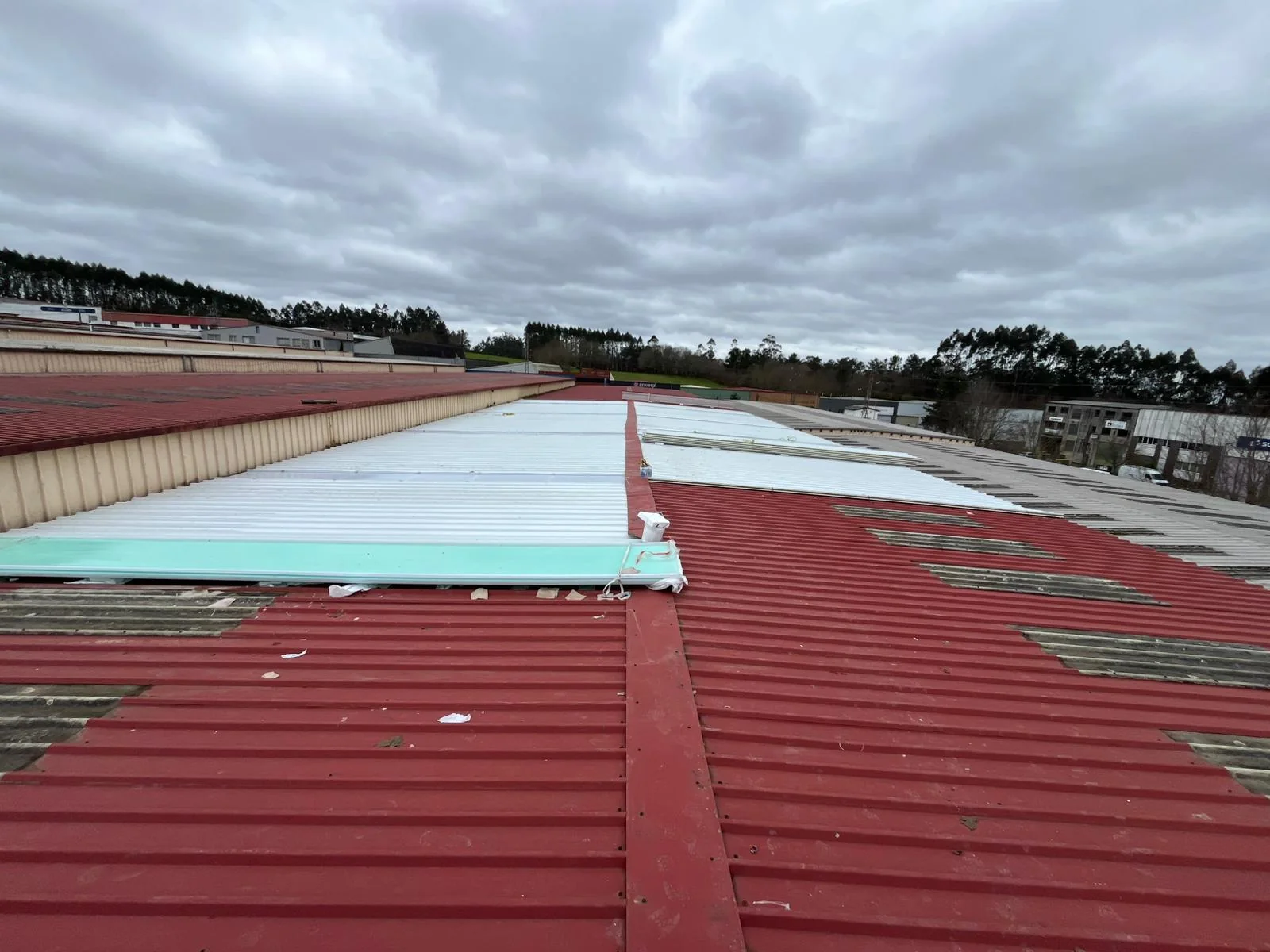 Cubierta de nave industrial con panel nuevo instalado