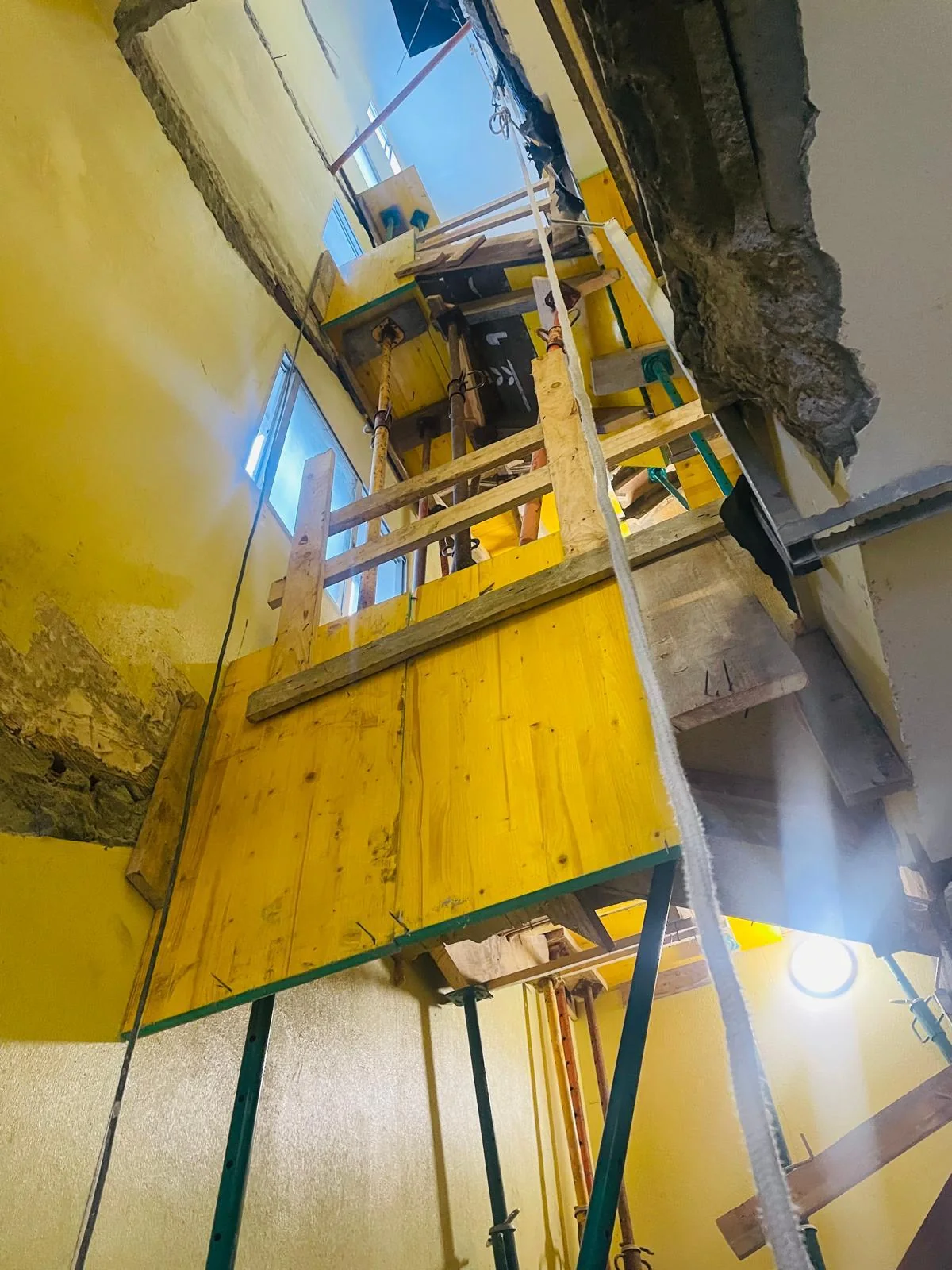 Vista inferior del encofrado de una escalera de hormigón