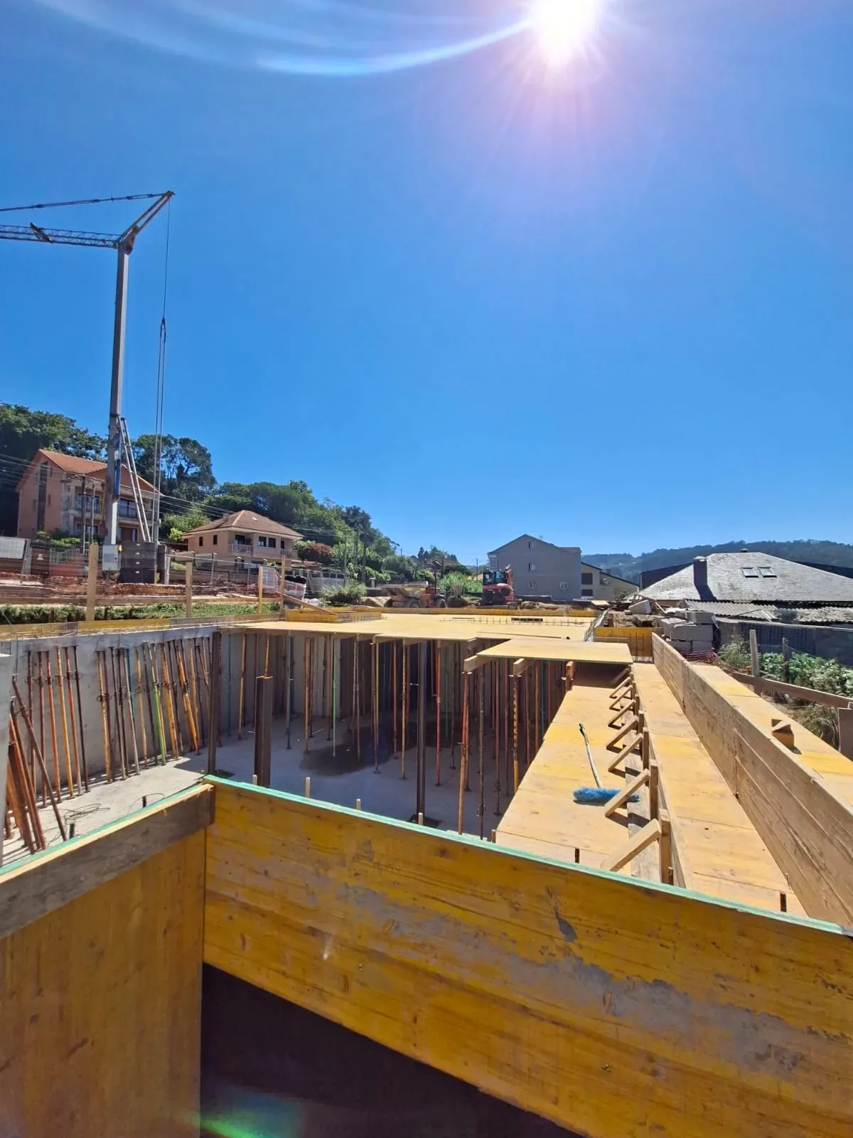 Encofrado de muros de sótano en una obra nueva de vivienda