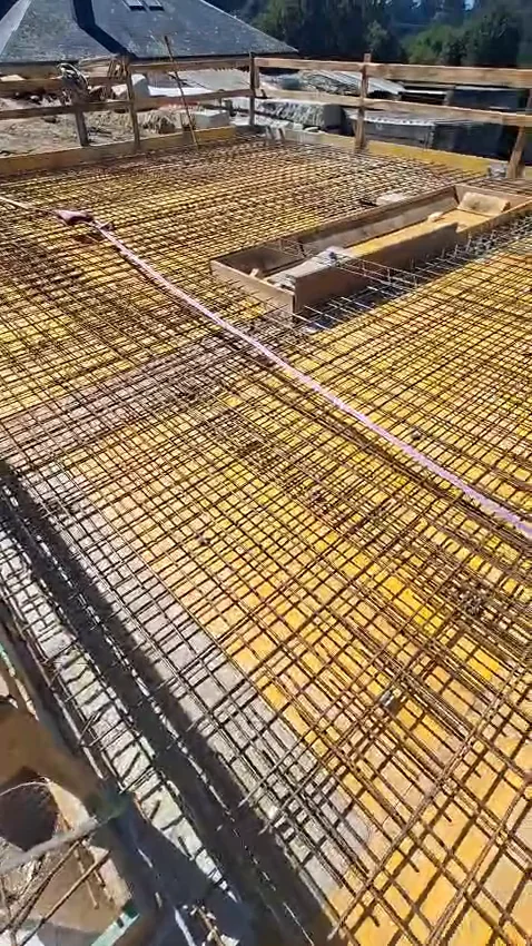 Ferralla de forjado con armadura de acero corrugado colocada