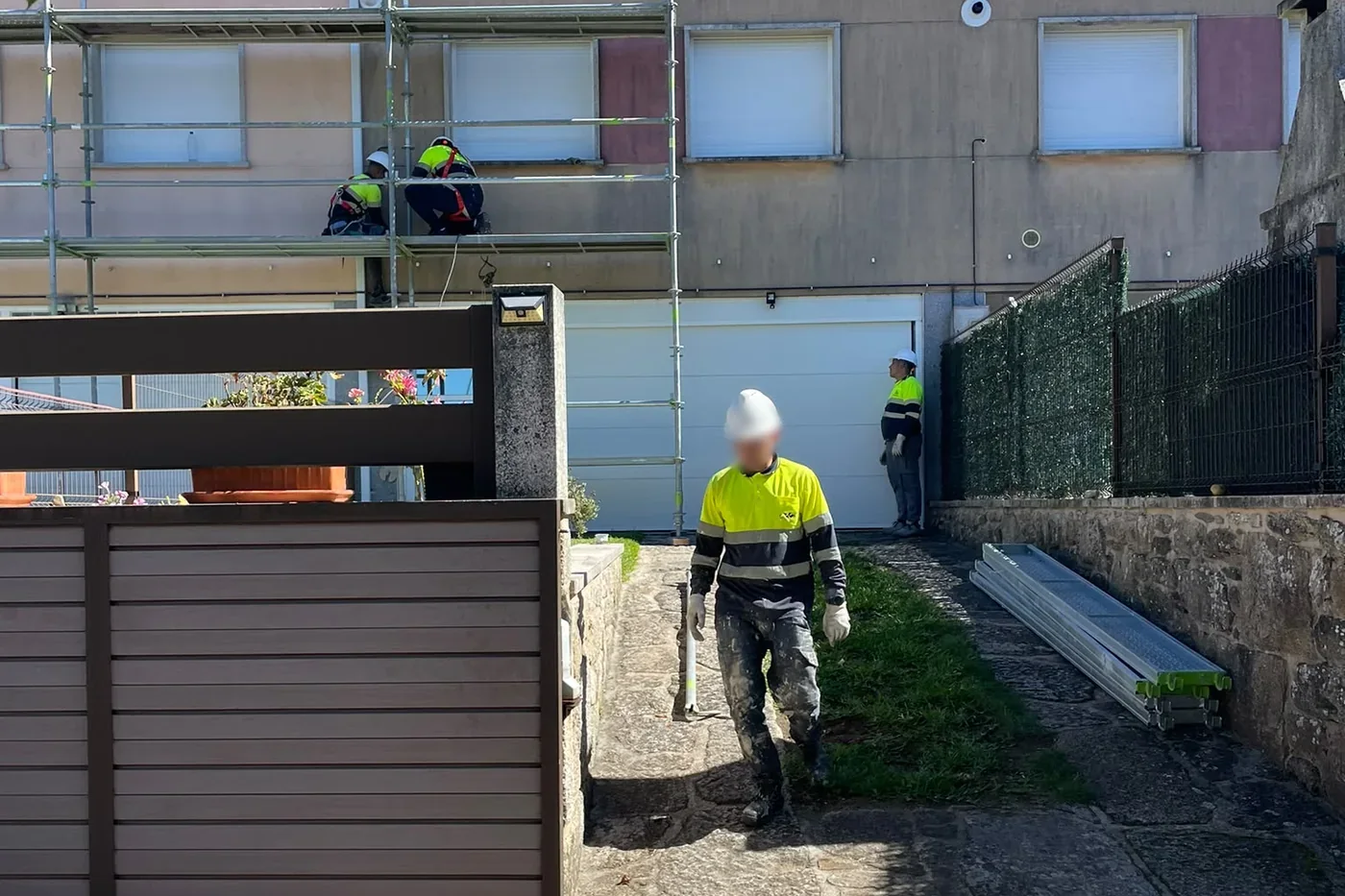 Rehabilitación de fachada en viviendas adosadas con andamio