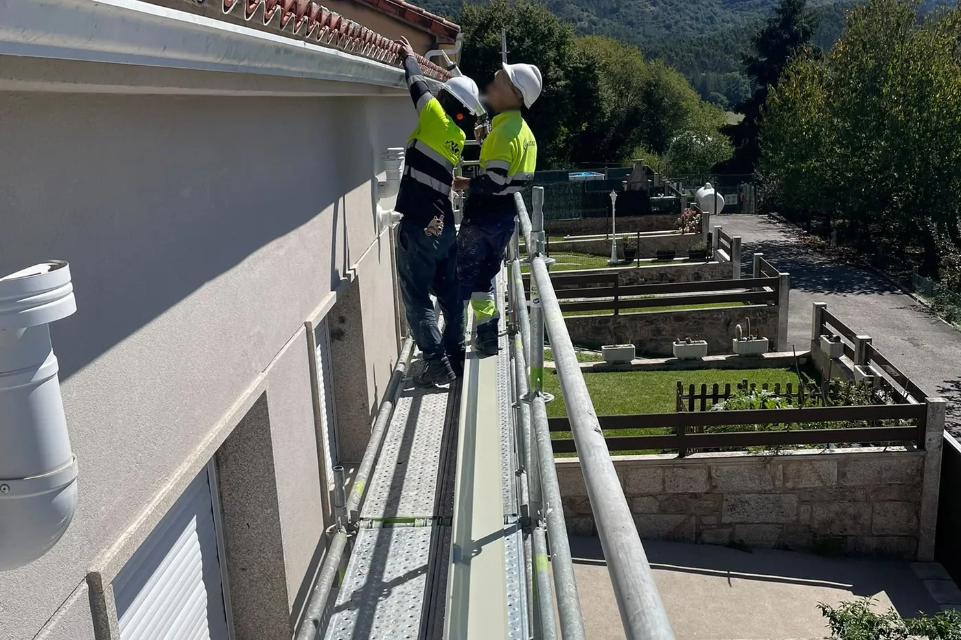 Instalación de canalón en el alero de una cubierta