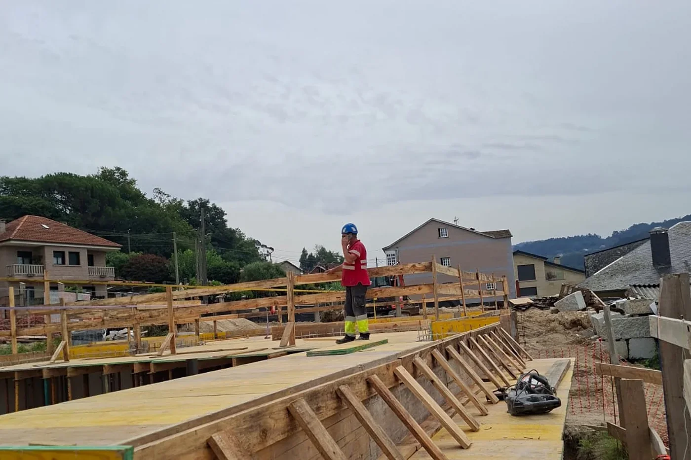 Encofrado de forjado en una obra nueva de vivienda