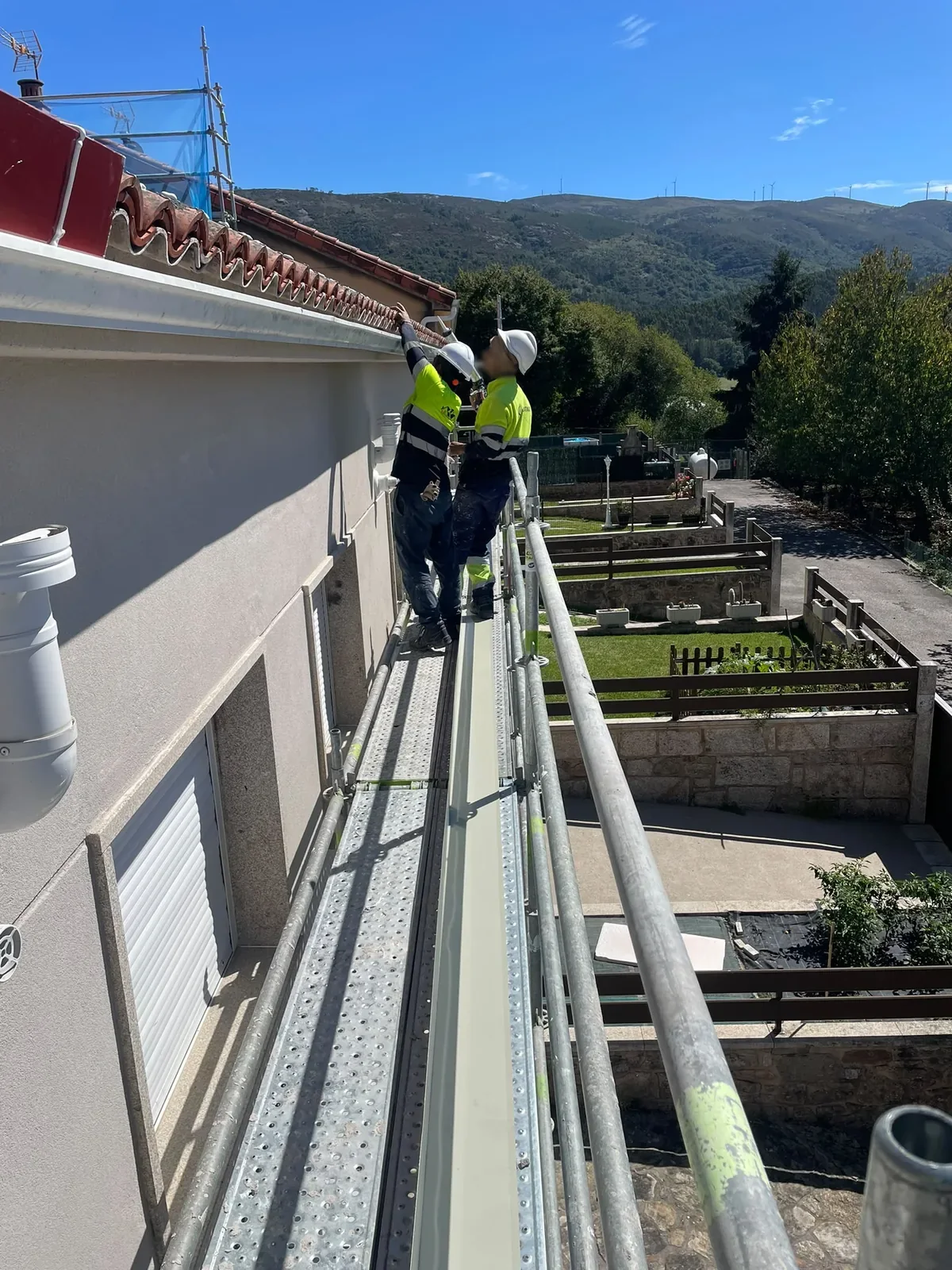 Instalación de canalón nuevo en el alero de una cubierta