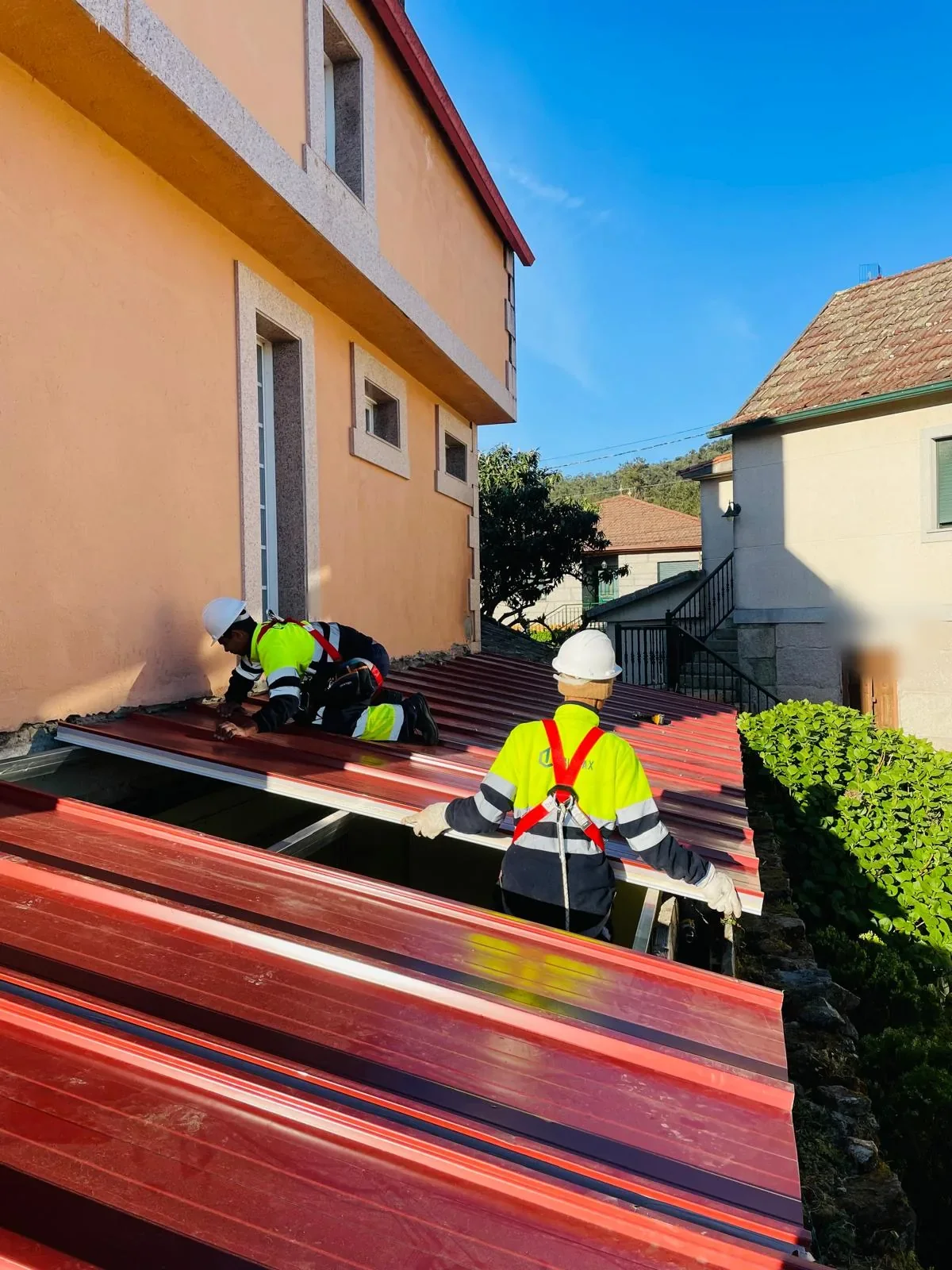Instalación de cubierta de chapa por el equipo de Construcciones Galatax