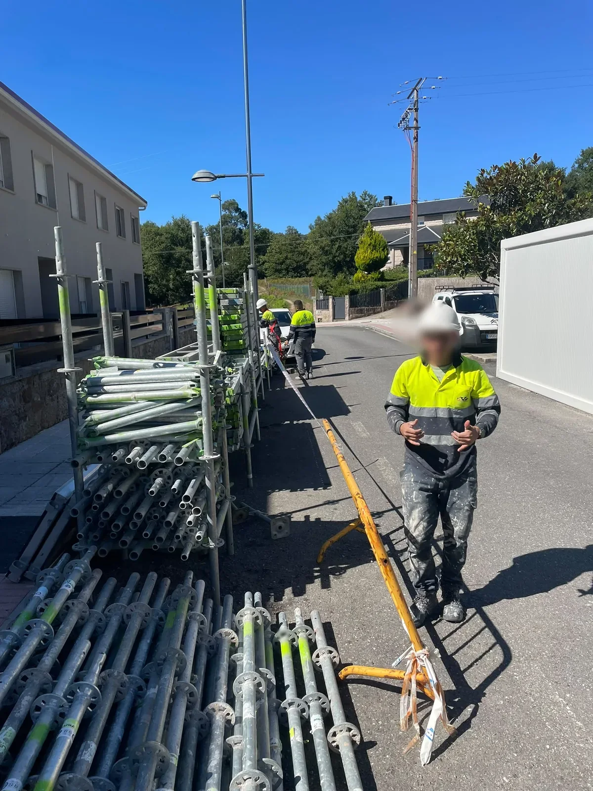 Material de andamio preparado en obra para el montaje en fachada