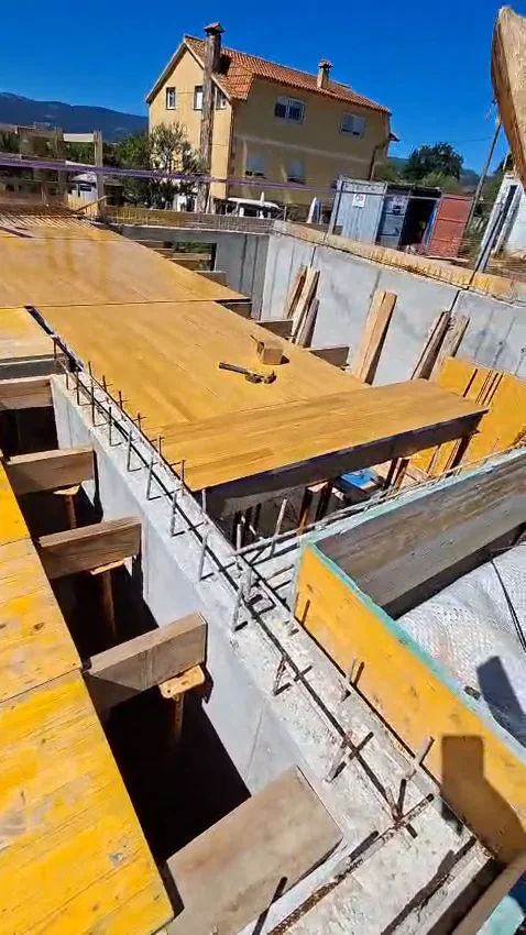 Muros de hormigón y encofrado de forjado en planta