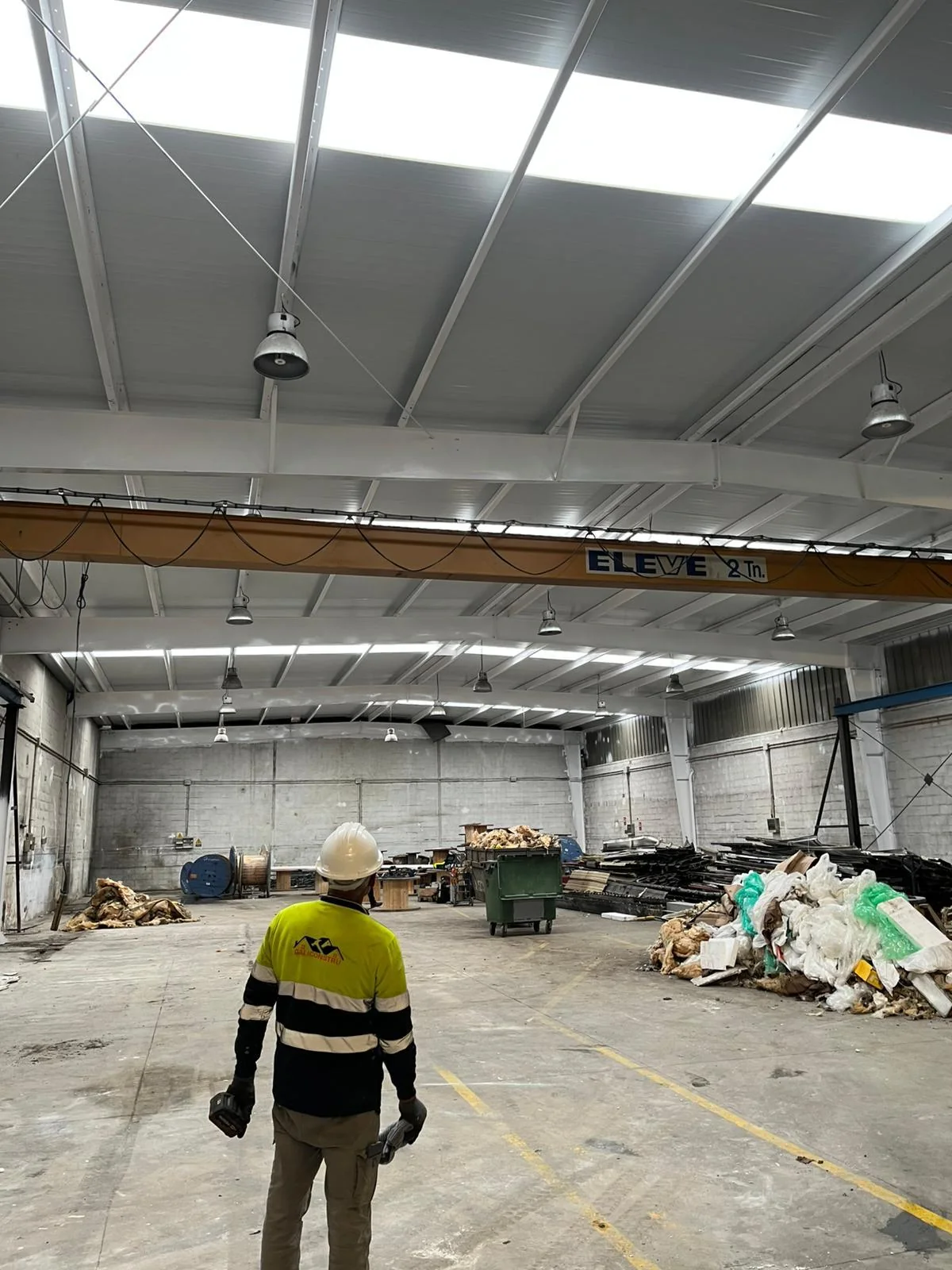 Interior de nave industrial con la cubierta nueva y los lucernarios instalados