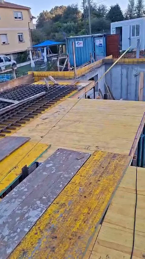 Vista general de una obra nueva de vivienda con el encofrado de cimentación
