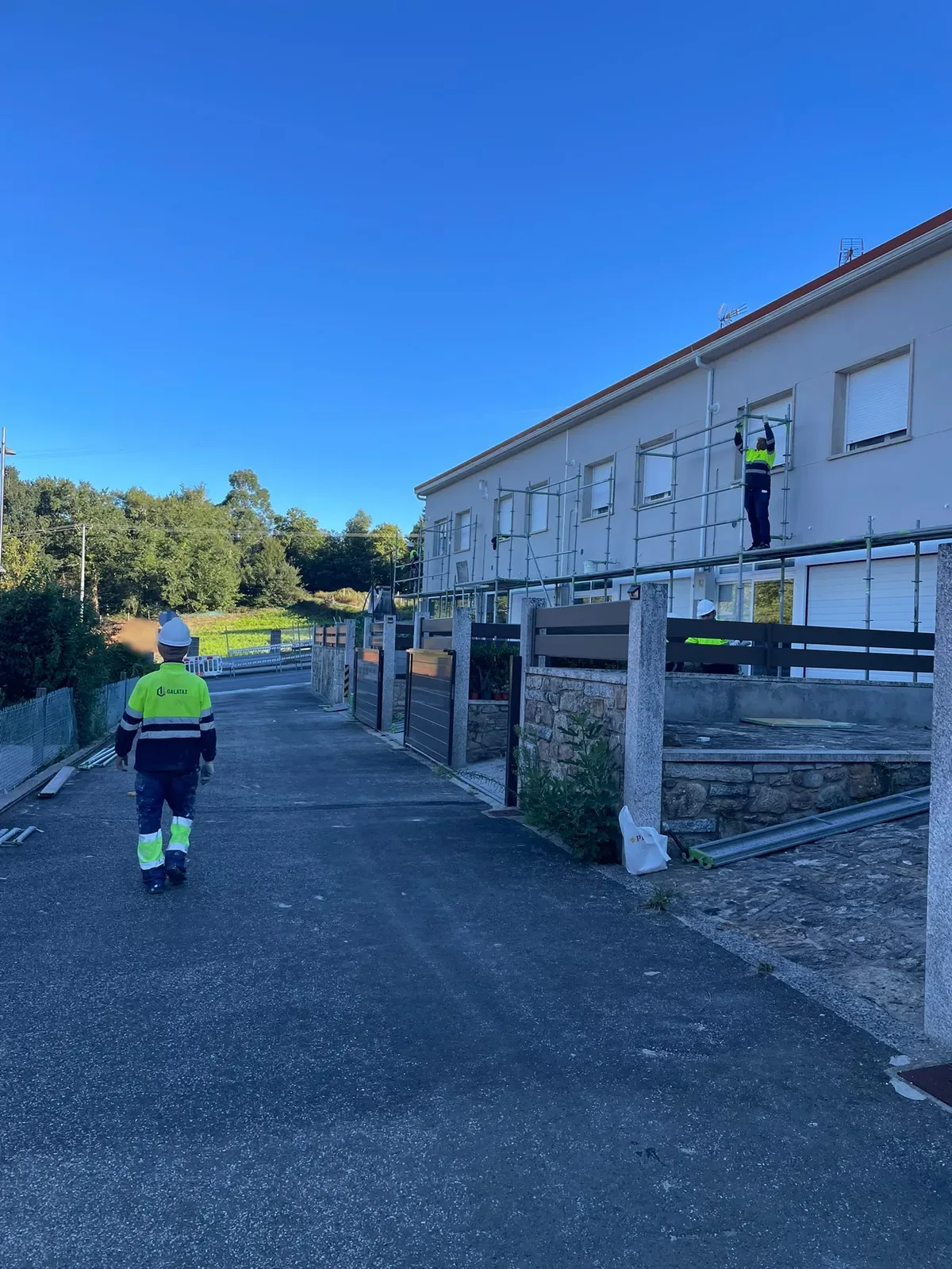 Equipo de Construcciones Galatax trabajando en la rehabilitación de una fachada