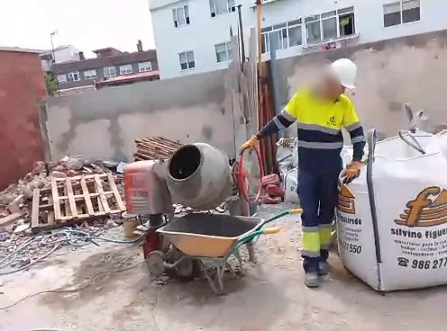 Operario preparando mortero con la hormigonera en una obra de reforma