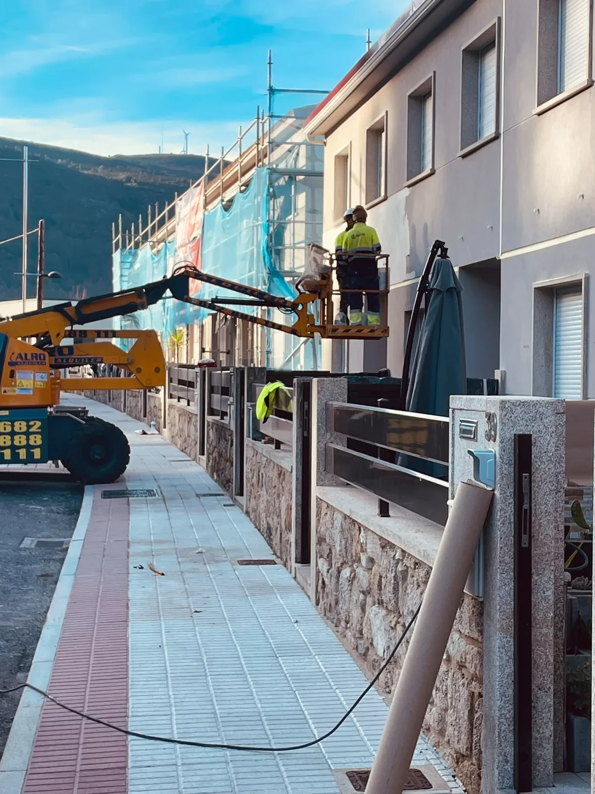Plataforma elevadora utilizada en trabajos de rehabilitación de fachada