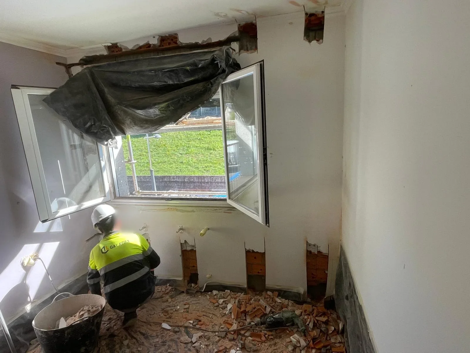 Reforma interior con apertura de rozas y sustitución de ventana
