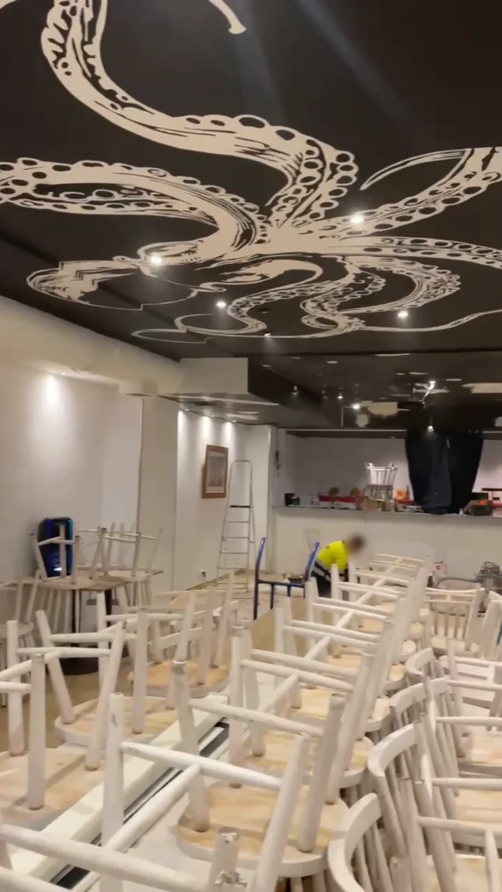 Sala de hostelería en fase de acabados, con el techo decorado terminado