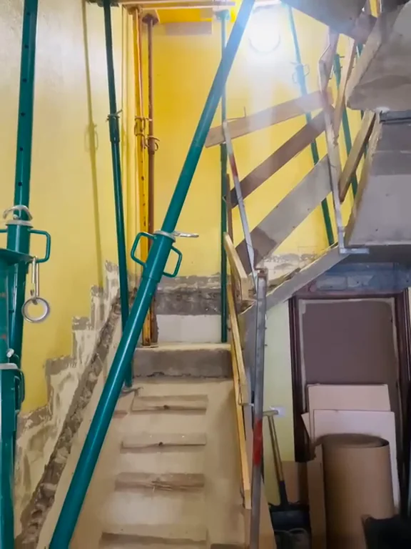 Refuerzo estructural de una escalera con puntales en el interior de un edificio