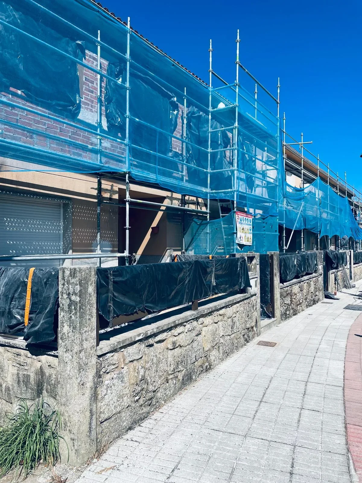 Rehabilitación de fachada en viviendas adosadas con red de seguridad