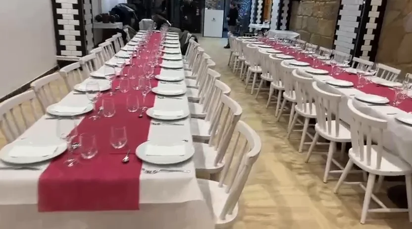 Detalle de la mesa montada en el restaurante ya reformado