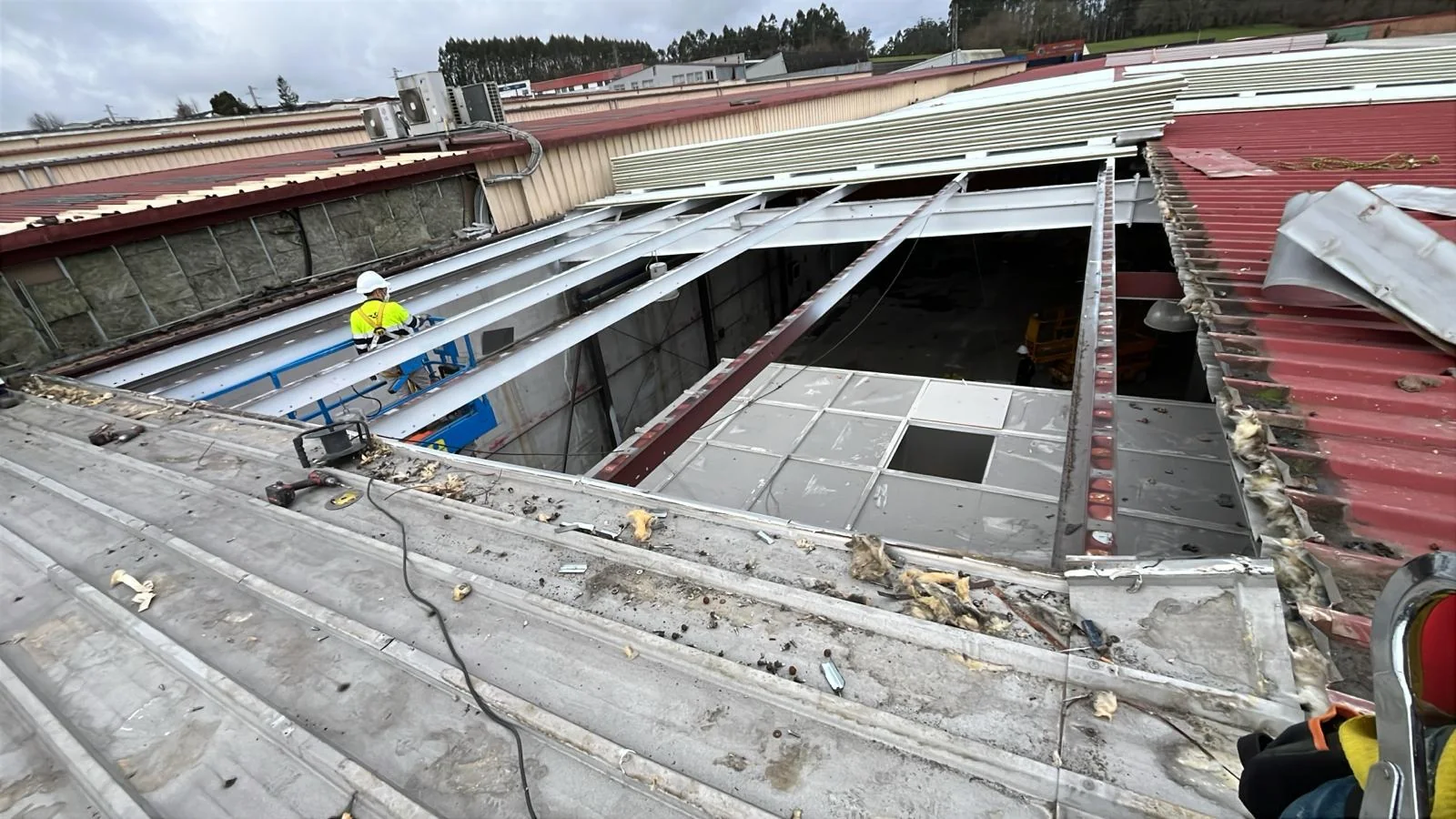 Sustitución de cubierta en una nave industrial, con la estructura a la vista